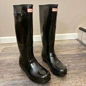 Size 9 classic tall waterproof Hunter Rain boots. Lightly worn. Great condition.